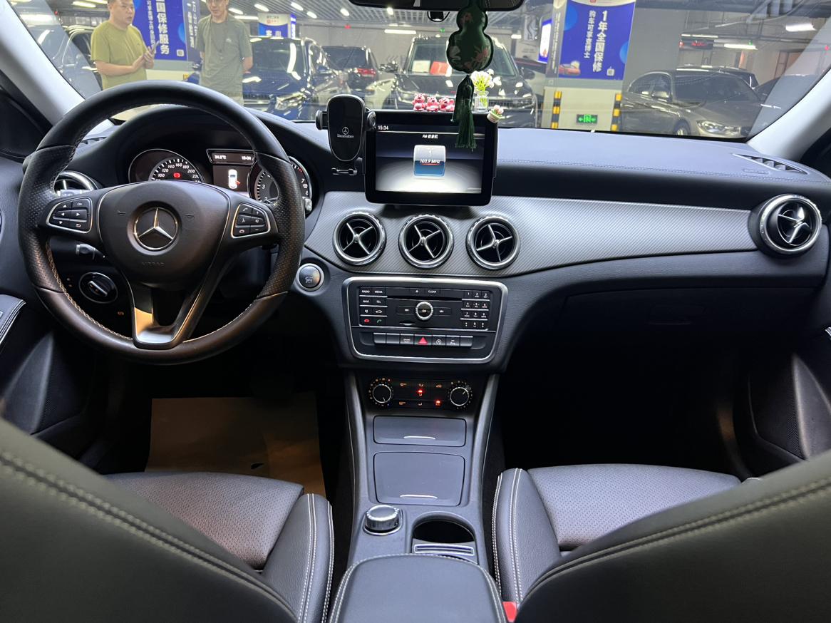 Mercedes-Benz GLA 2016 GLA 200 Fashion Model