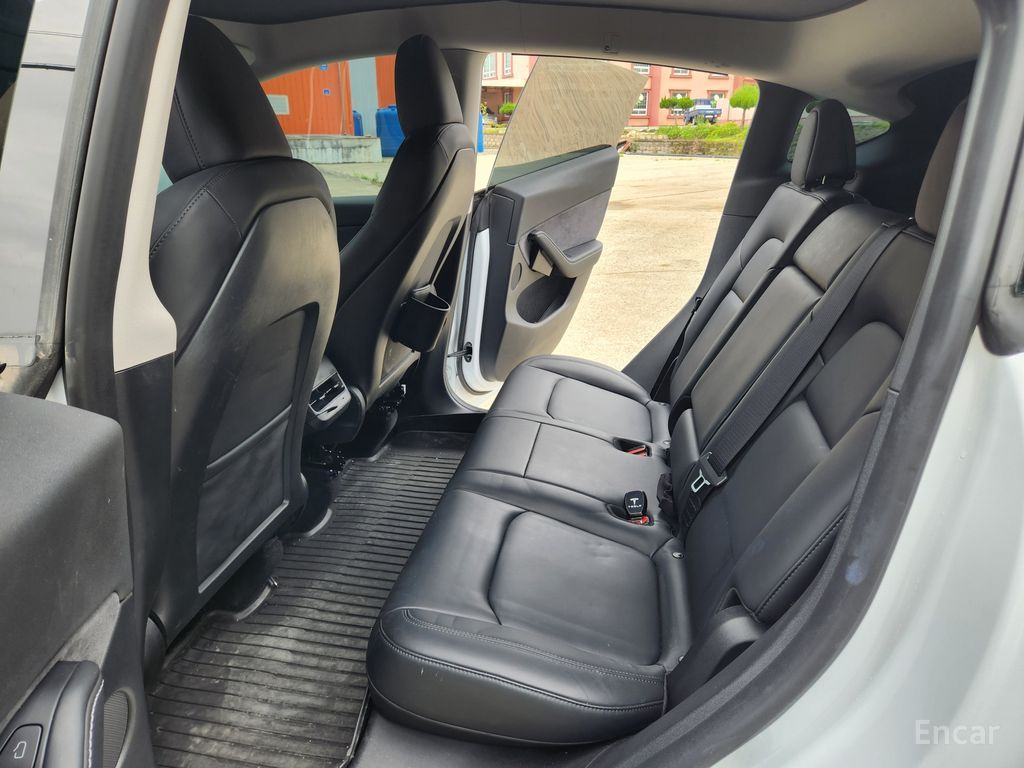 Tesla Model Y RWD 2025
