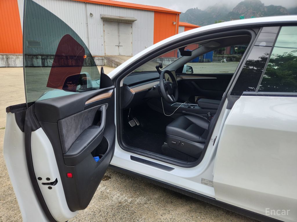 Tesla Model Y RWD 2025