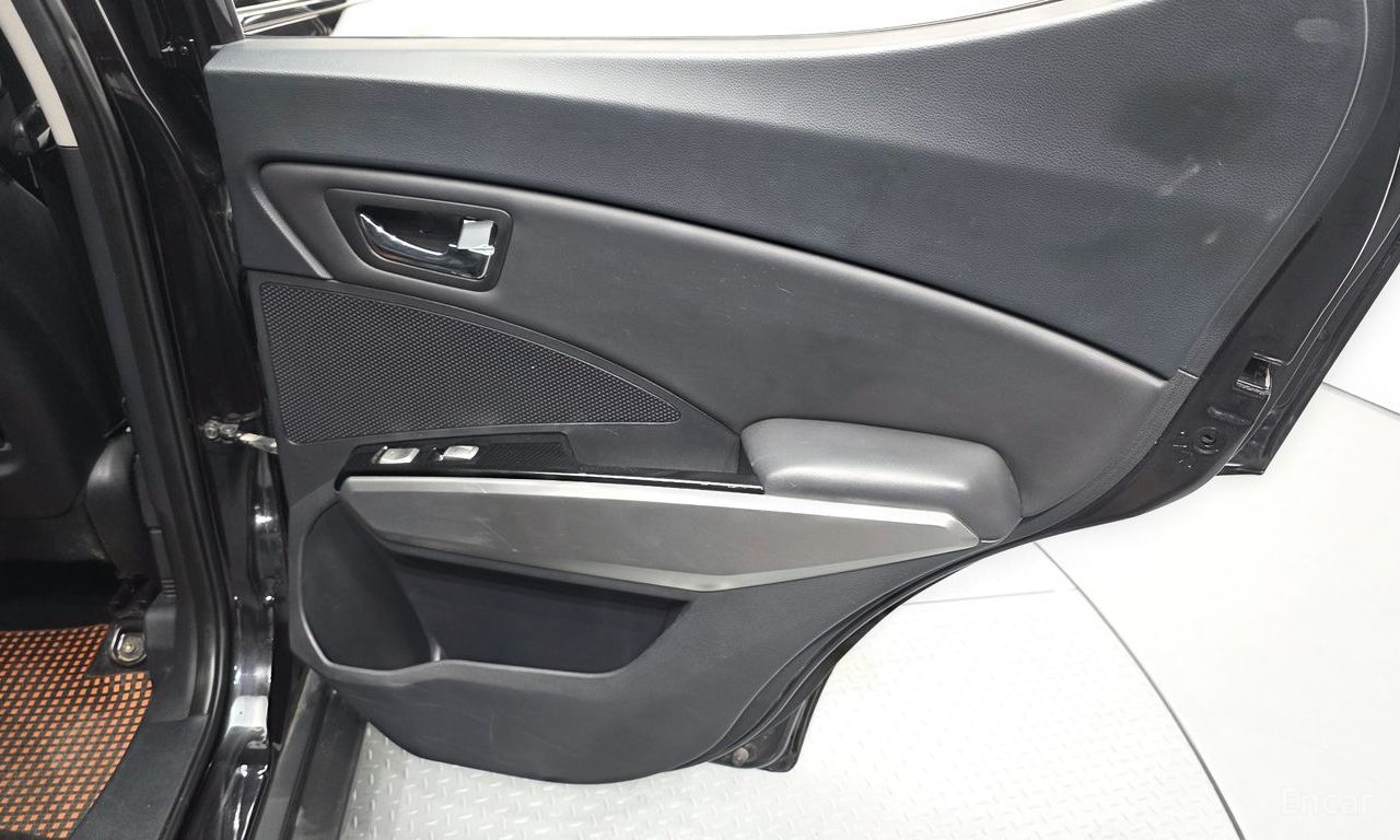 KG Mobility (Ssangyong) Tivoli LX 2WD 2015