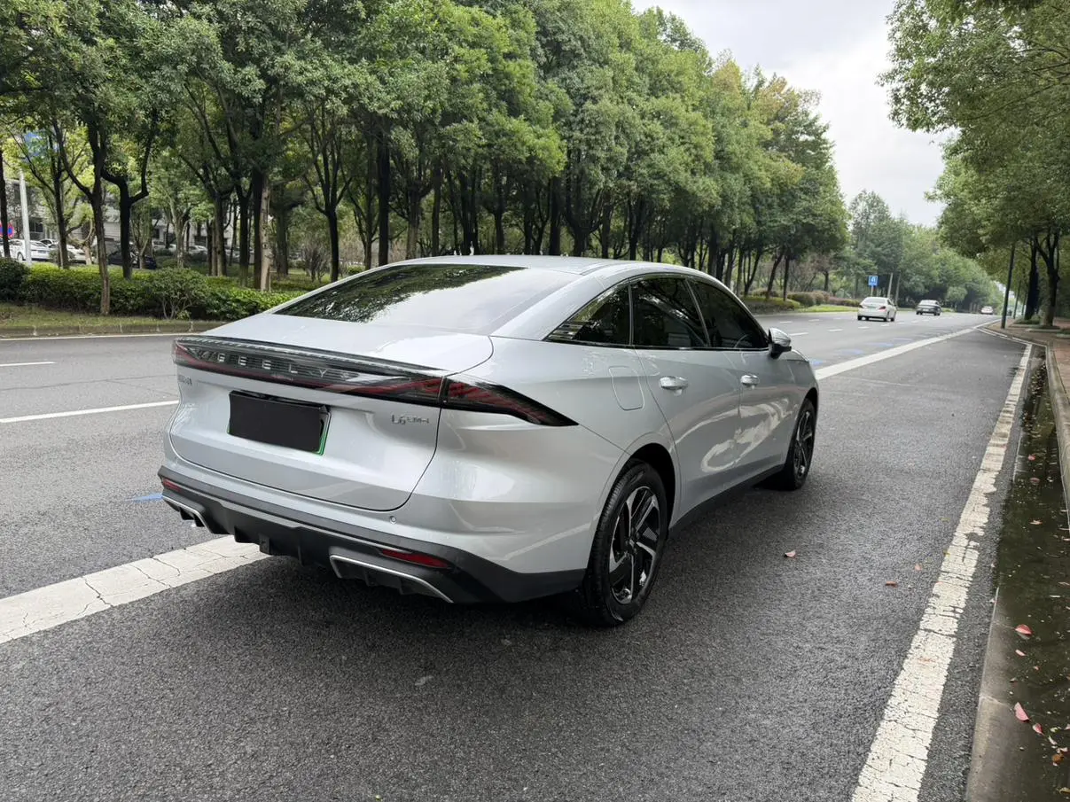 Geely Galaxy Galaxy L6 2025 1.5 EM-i DHT 140KM