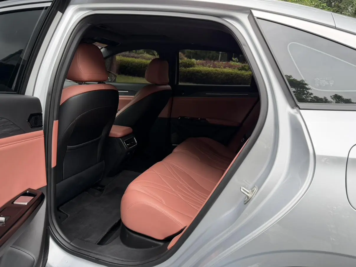 Geely Galaxy Galaxy L6 2025 1.5 EM-i DHT 140KM
