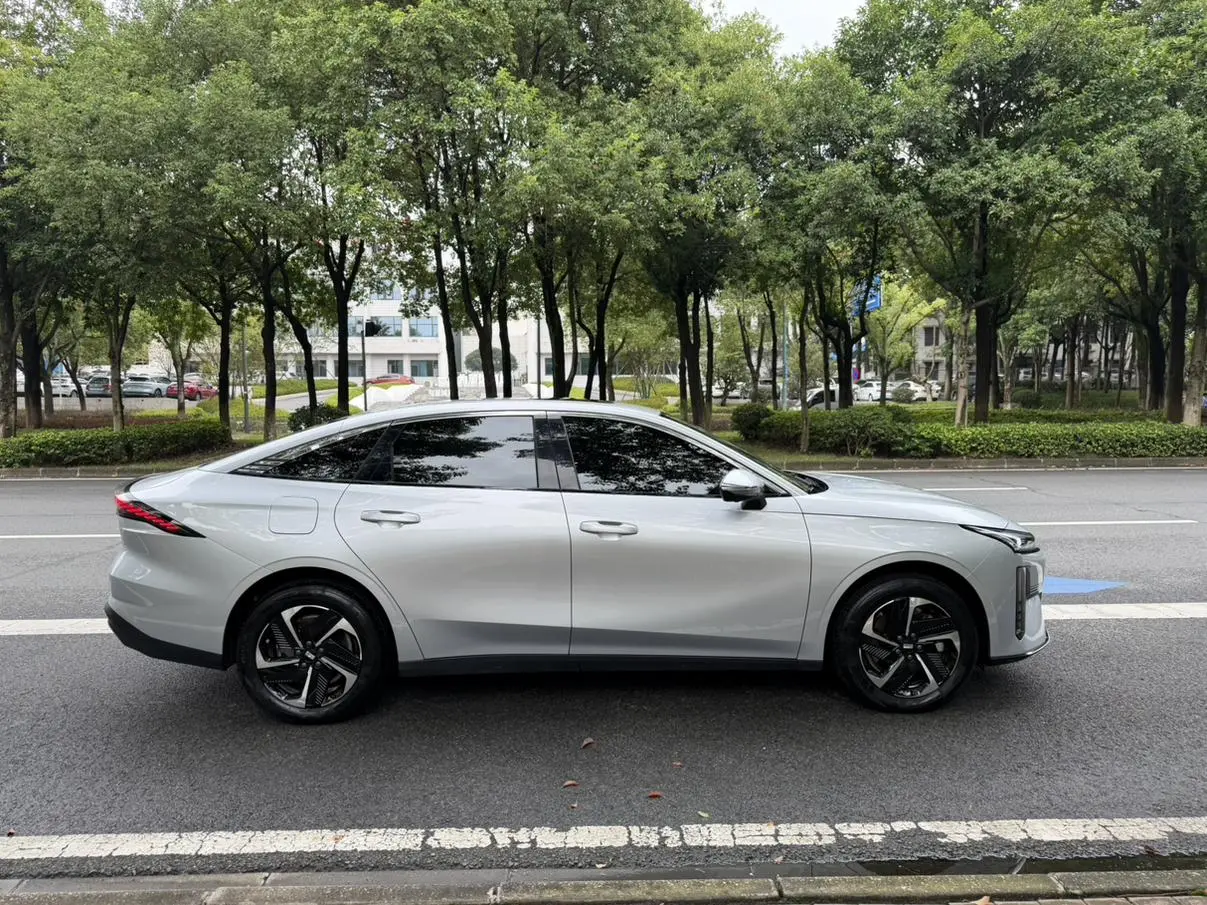 Geely Galaxy Galaxy L6 2025 1.5 EM-i DHT 140KM
