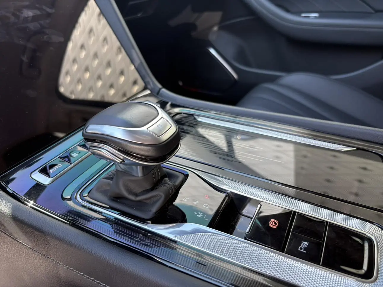 Hongqi H5 2024 1.5T DCT Smart Connected