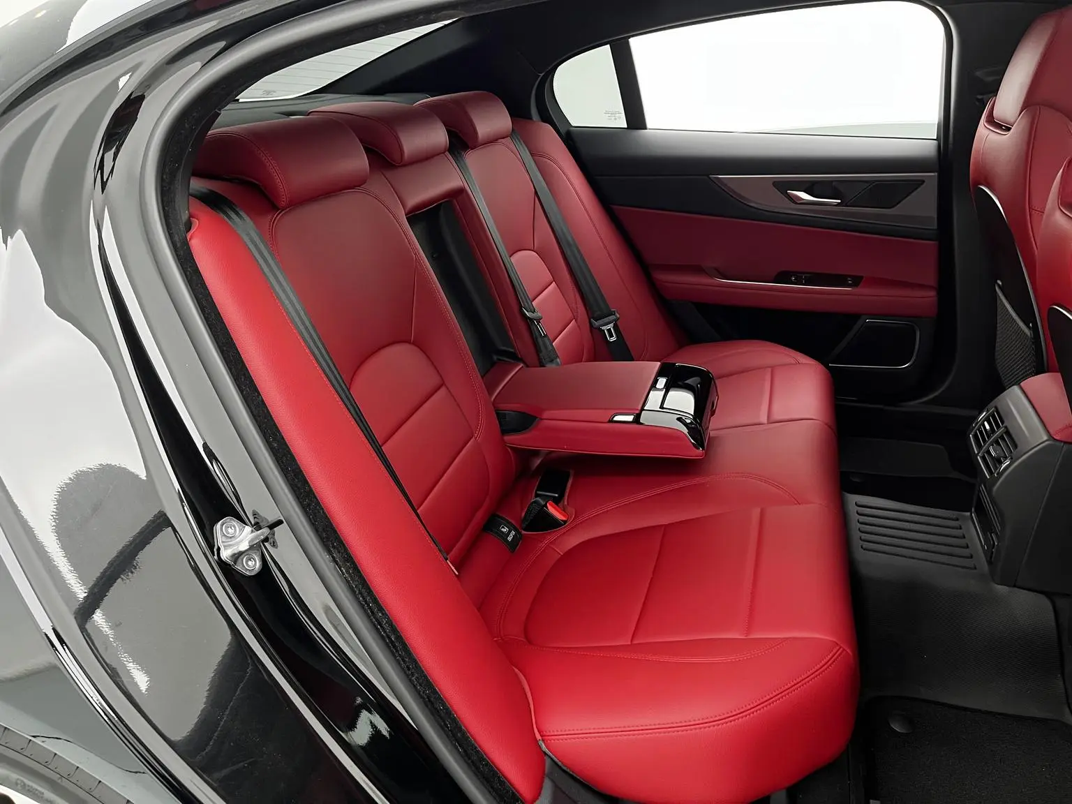 Jaguar XEL 2023 2.0T 250PS R-DYNAMIC S Progressive Sport