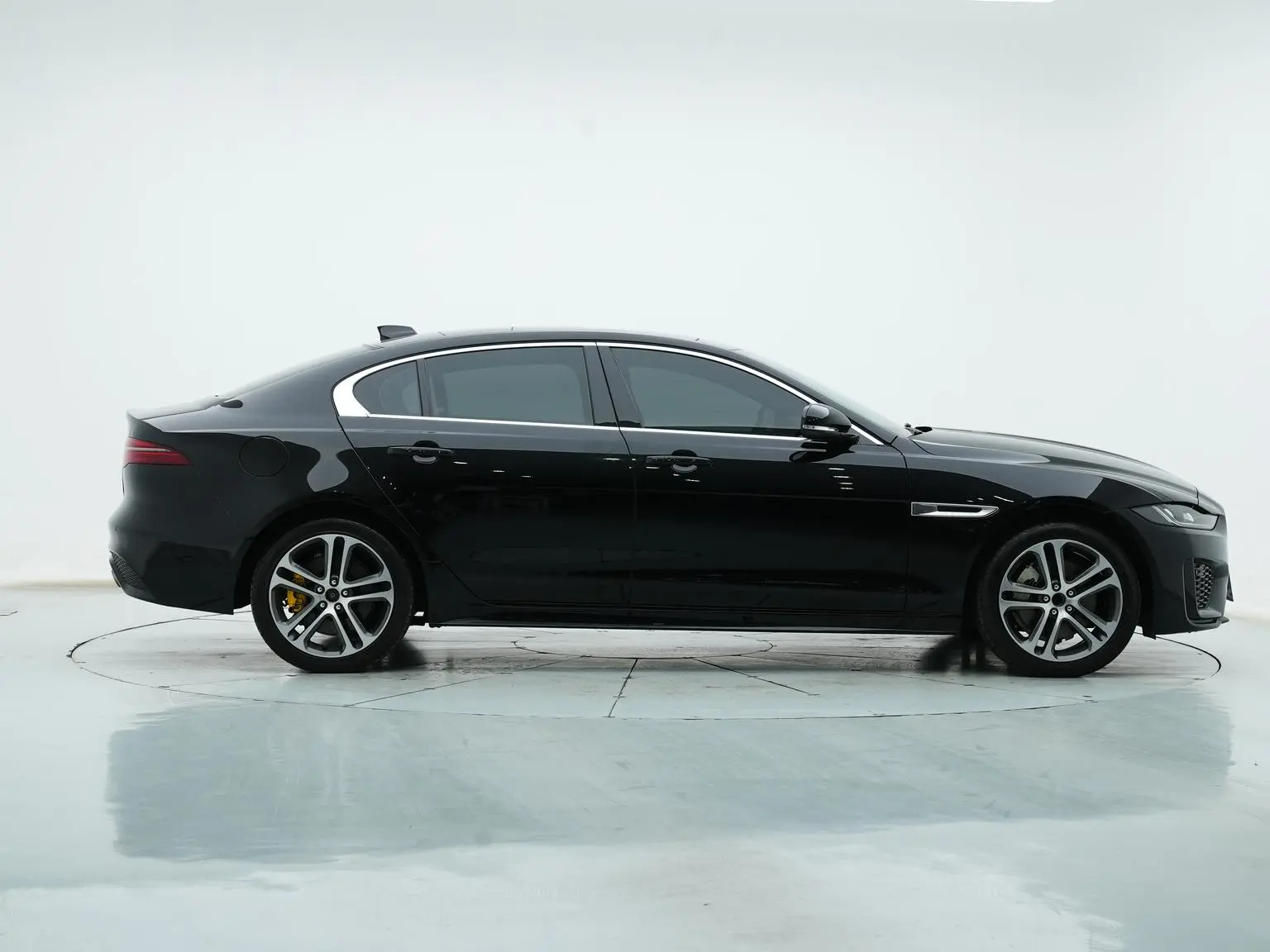 Jaguar XEL 2023 2.0T 250PS R-DYNAMIC S Progressive Sport