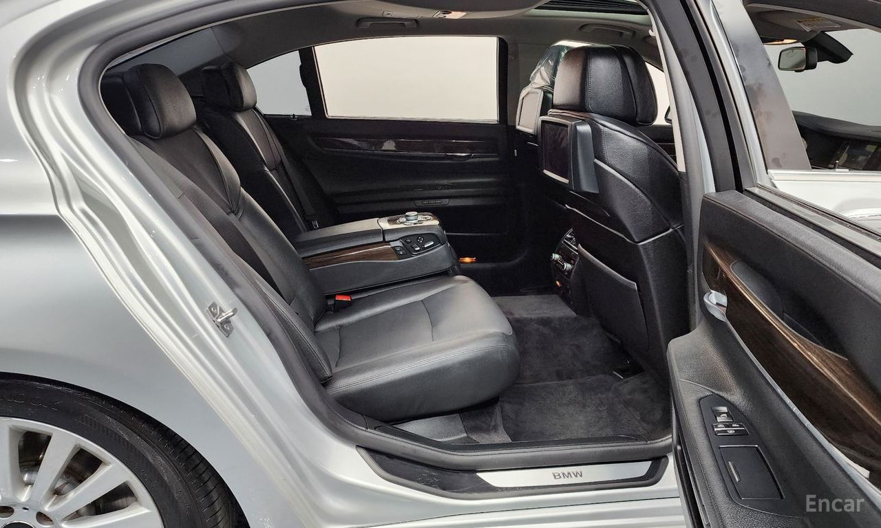 BMW 7 Series (F01) 740Li 2010
