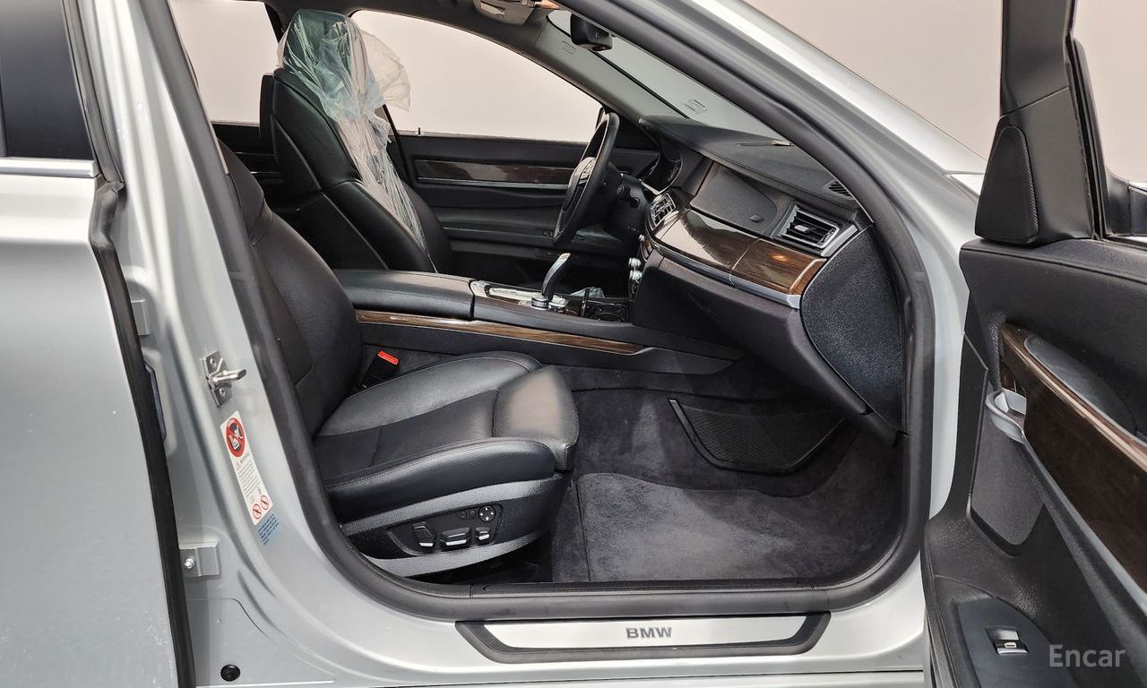 BMW 7 Series (F01) 740Li 2010