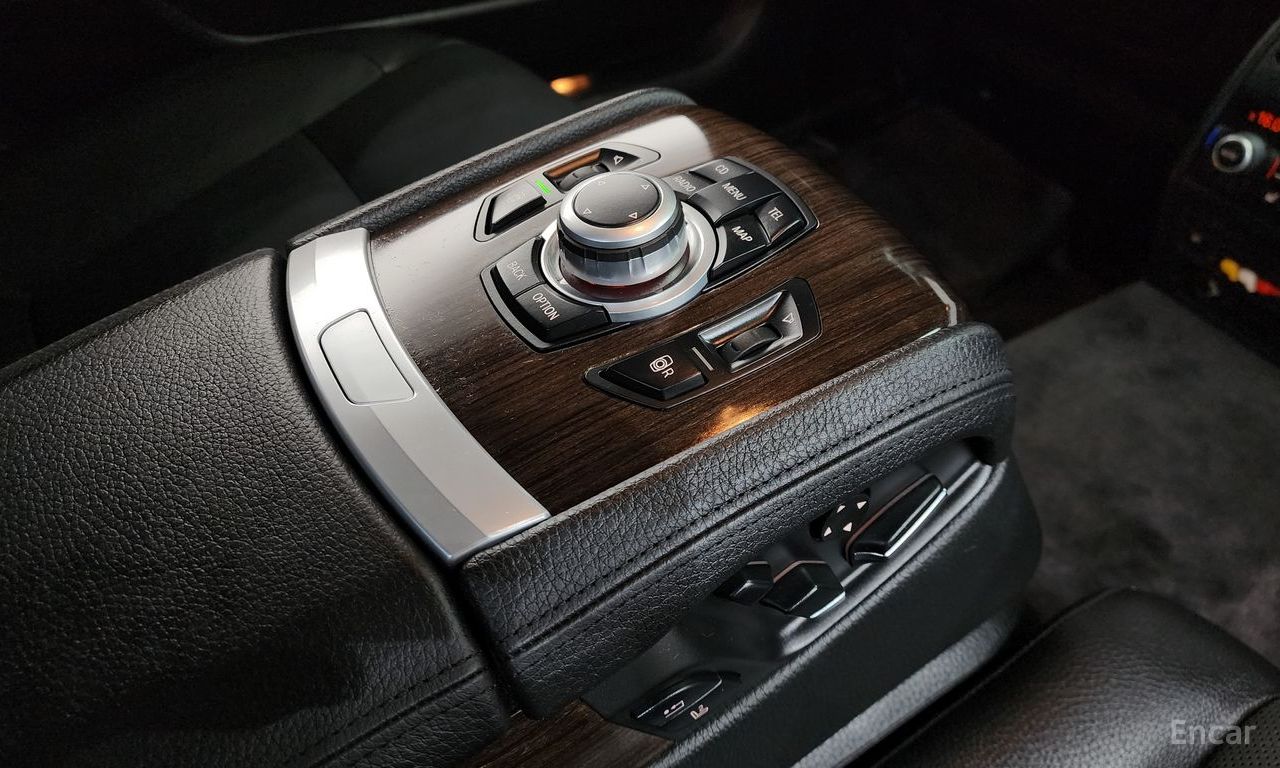 BMW 7 Series (F01) 740Li 2010