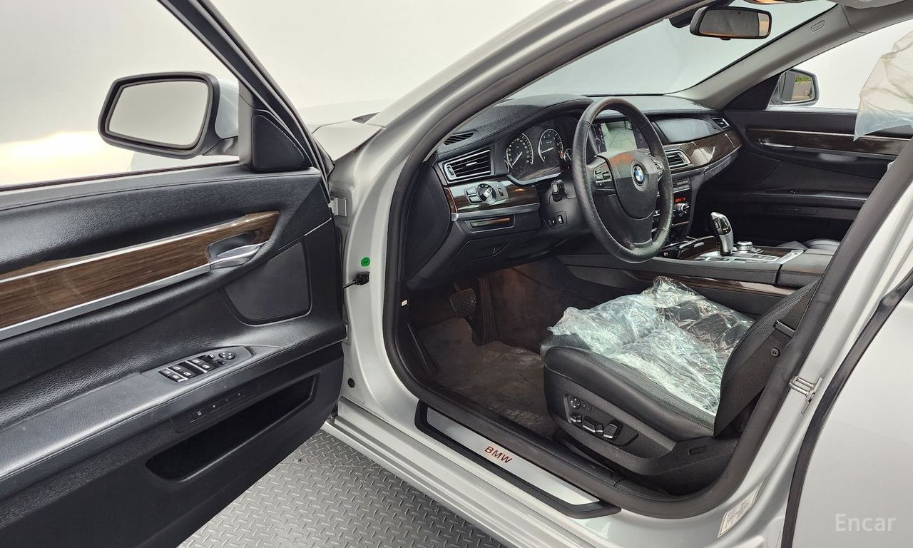 BMW 7 Series (F01) 740Li 2010