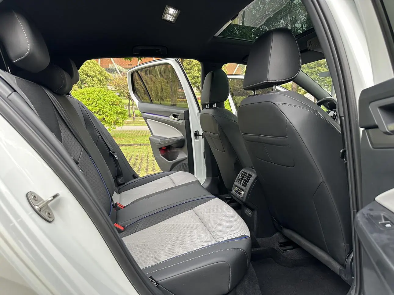 Volkswagen Golf 2025 300TSI R-Line