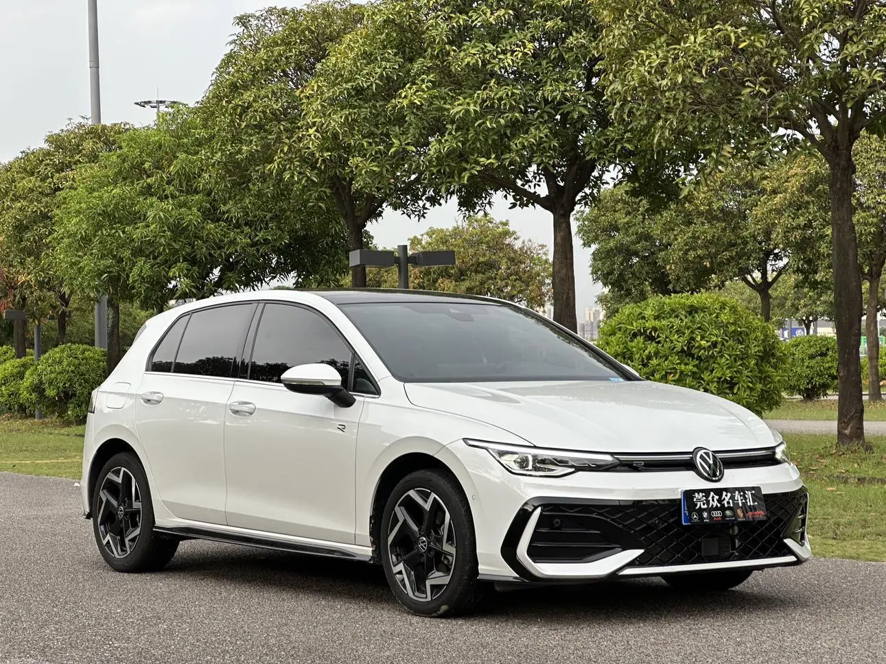 Volkswagen Golf 2025 300TSI R-Line