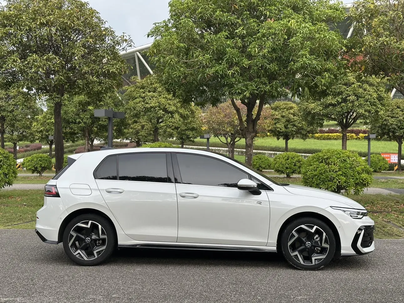 Volkswagen Golf 2025 300TSI R-Line