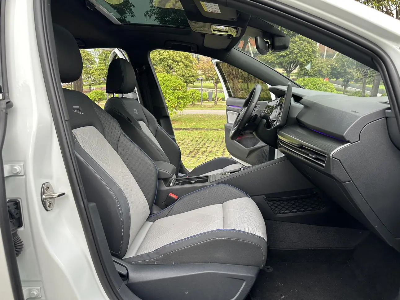 Volkswagen Golf 2025 300TSI R-Line