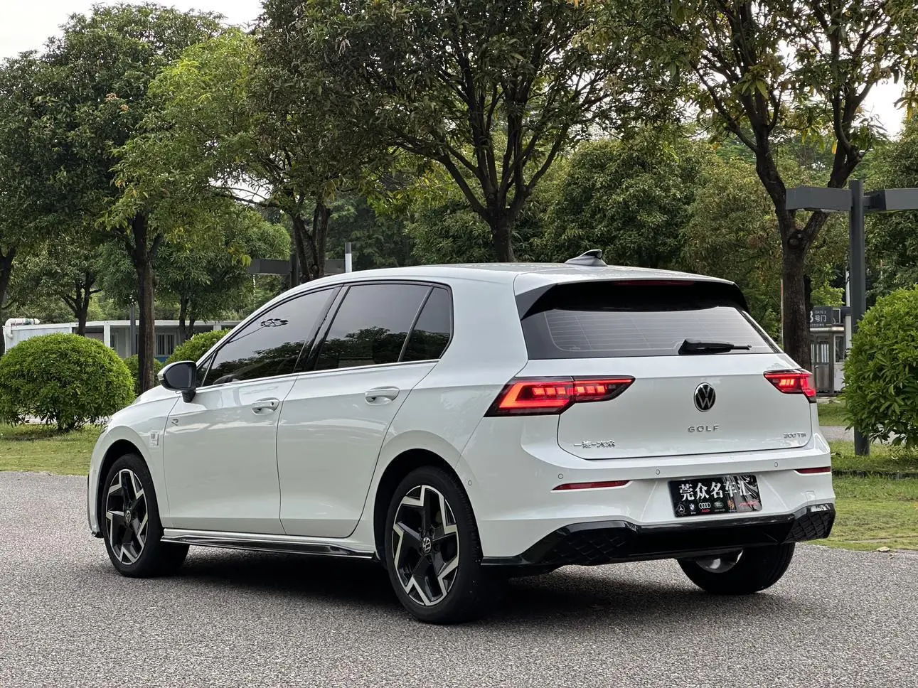 Volkswagen Golf 2025 300TSI R-Line