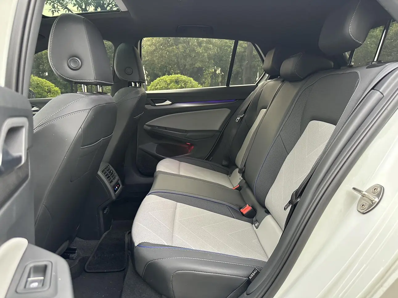 Volkswagen Golf 2025 300TSI R-Line