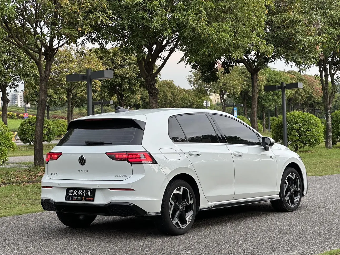 Volkswagen Golf 2025 300TSI R-Line