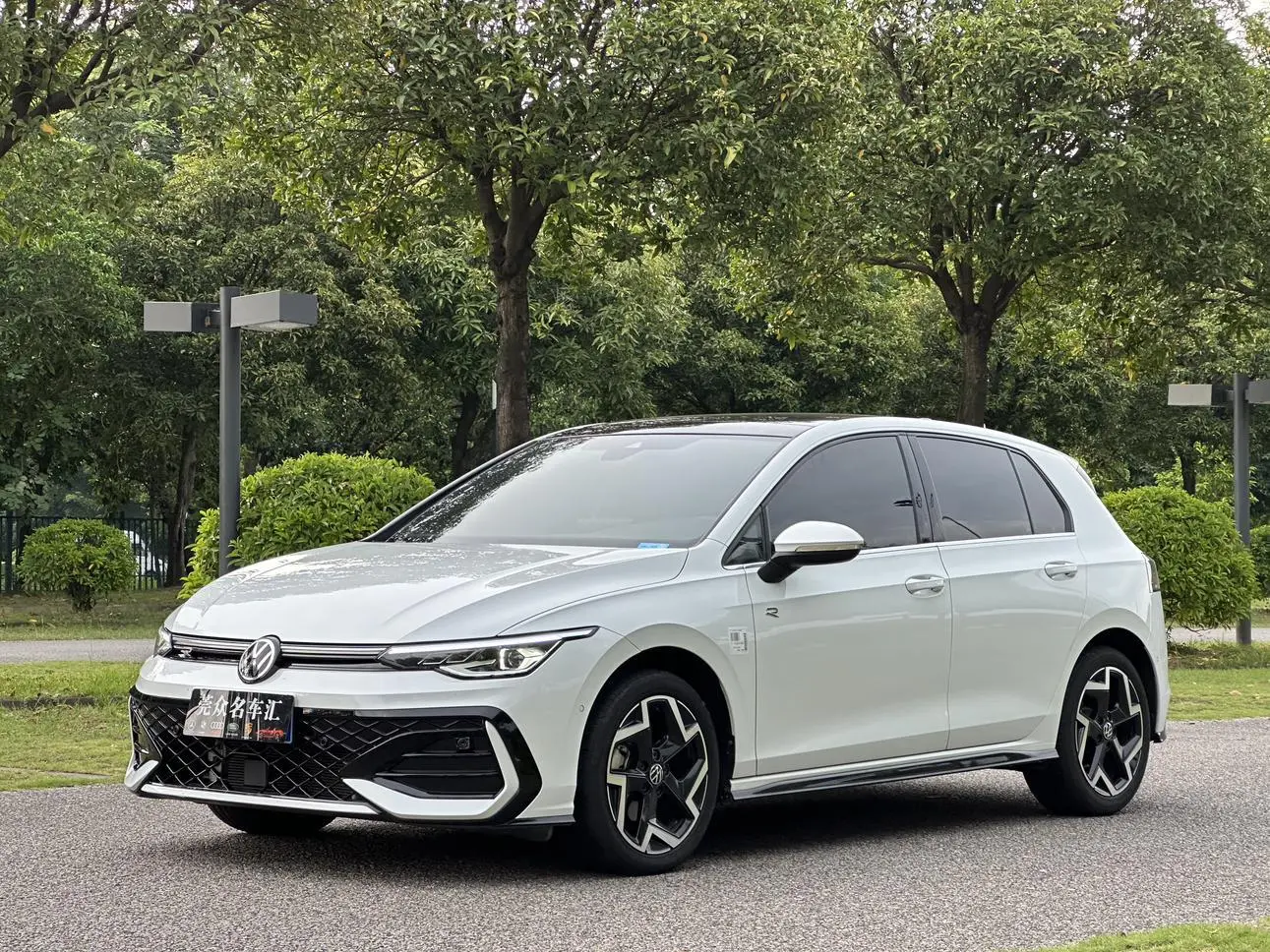 Volkswagen Golf 2025 300TSI R-Line
