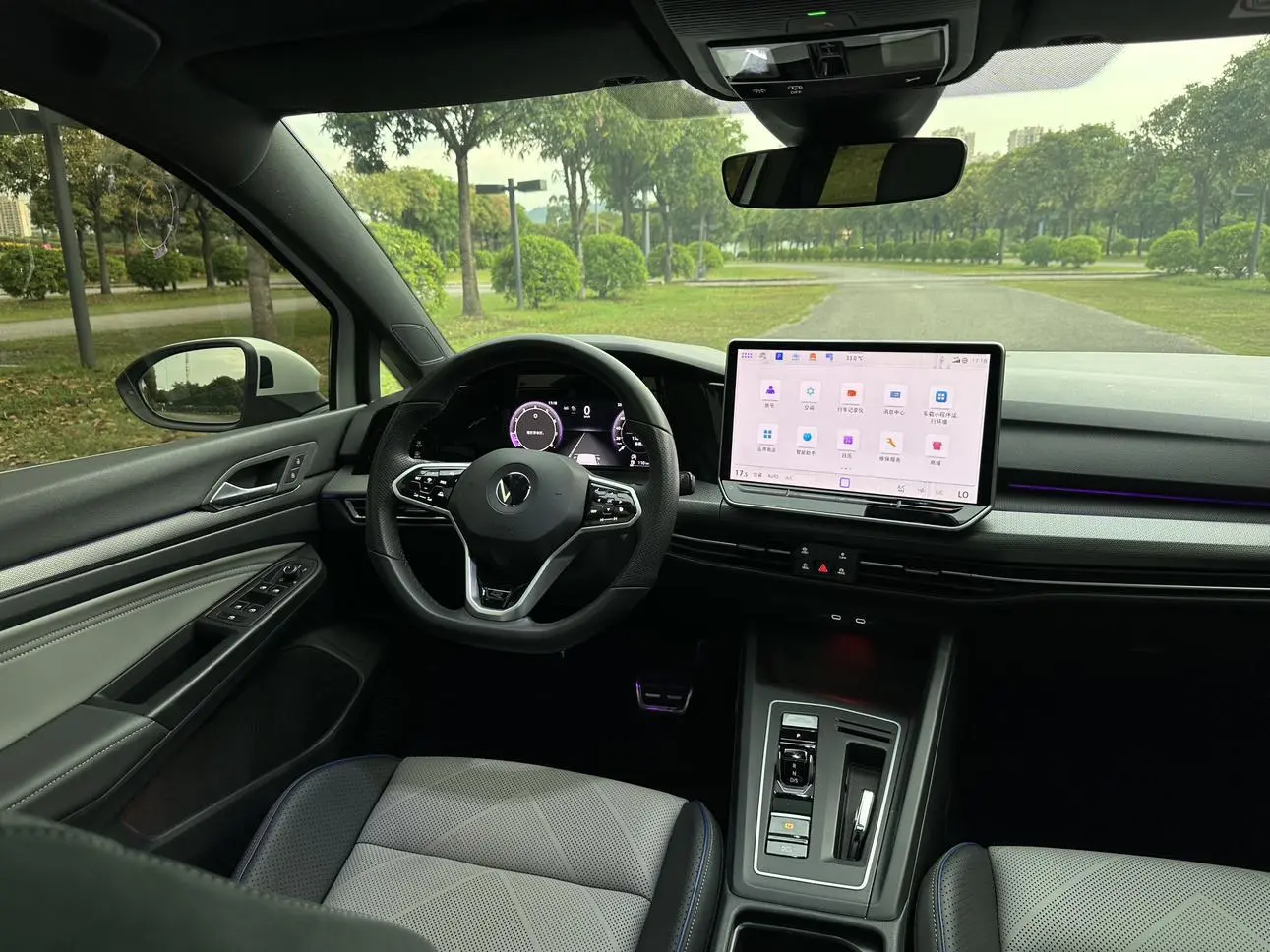 Volkswagen Golf 2025 300TSI R-Line