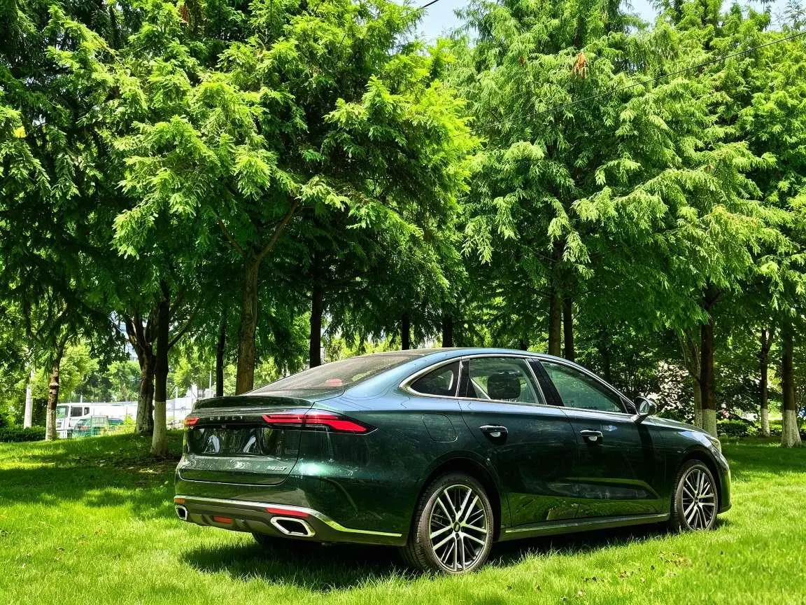 Geely Emgrand 2026 5 1.5T DCT Flagship