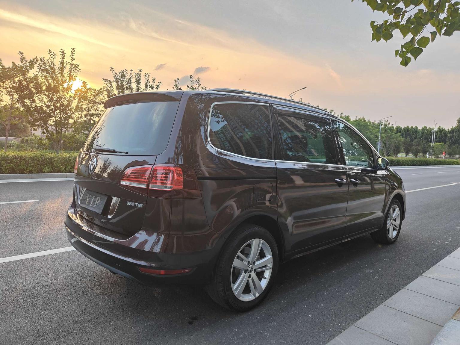 Volkswagen Sharan 2018 380TSI 6 seat