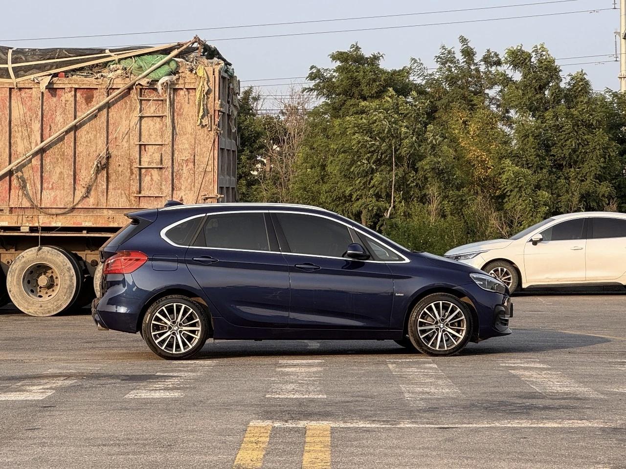 BMW 2 Series Wagon 2018 220i Luxury Package