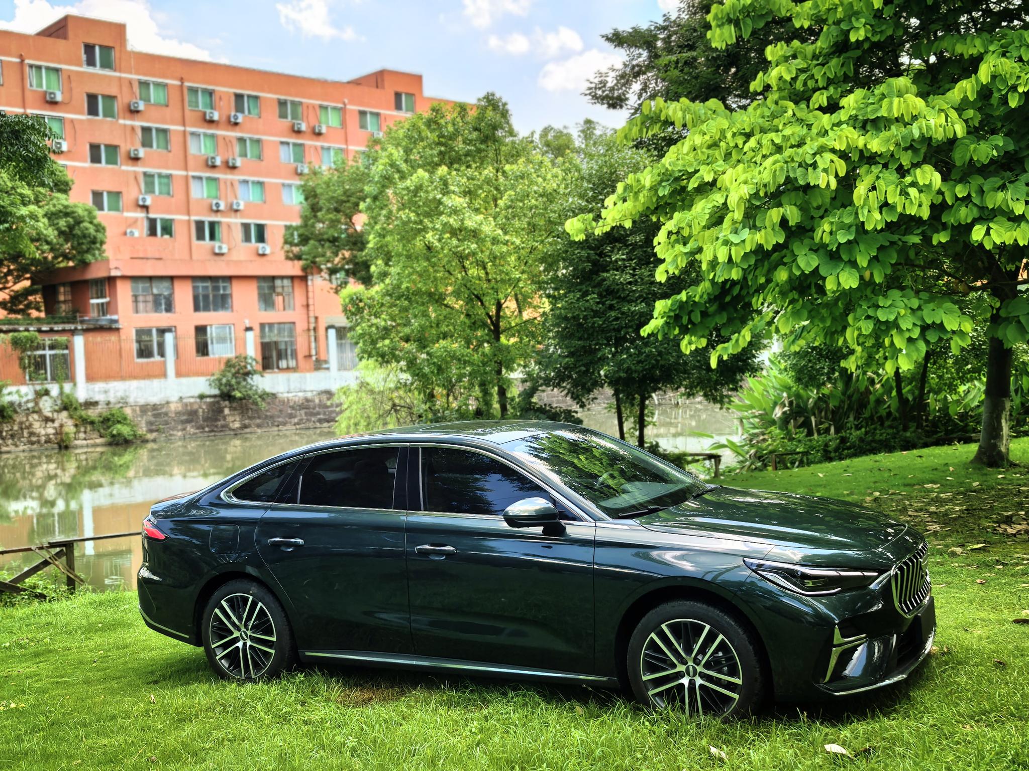 Geely Emgrand 2026 5 1.5T DCT Flagship