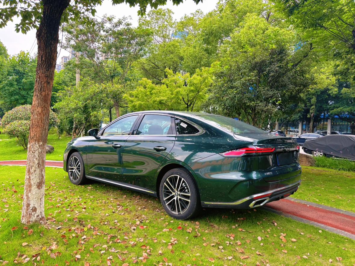 Geely Emgrand 2026 5 1.5T DCT Flagship