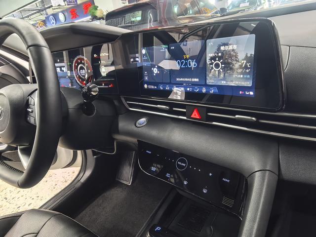 Hyundai Elantra 2022 1.5L CVT LUX Premium