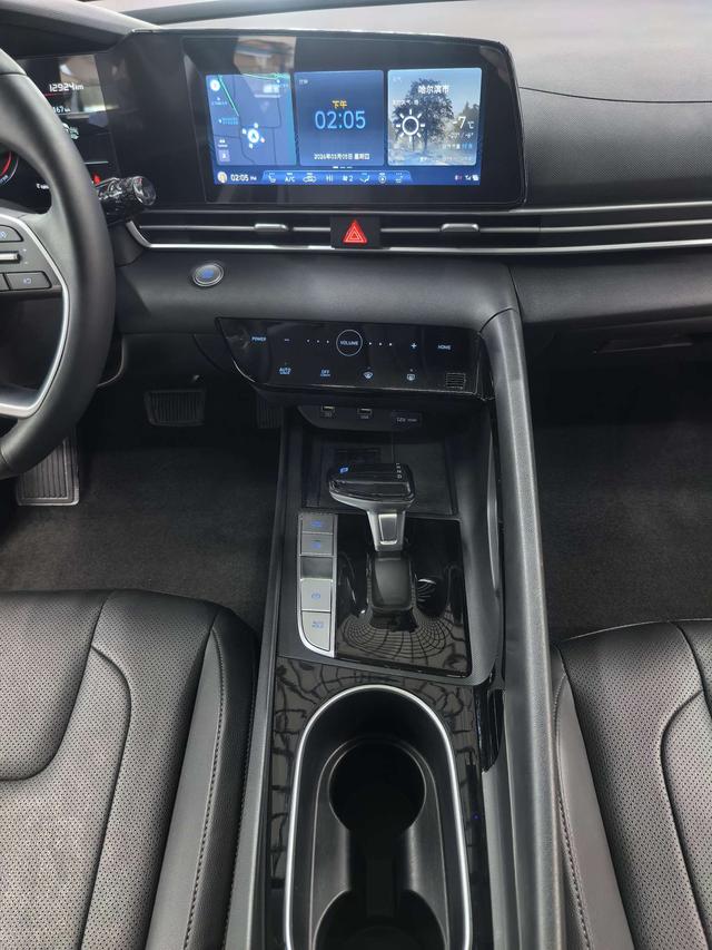 Hyundai Elantra 2022 1.5L CVT LUX Premium