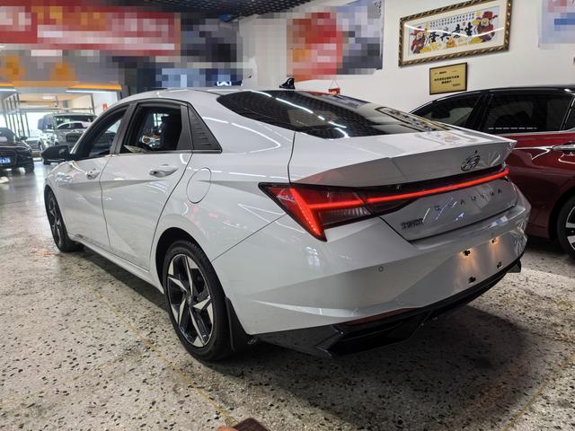 Hyundai Elantra 2022 1.5L CVT LUX Premium