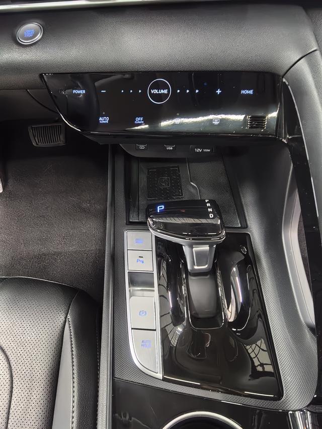 Hyundai Elantra 2022 1.5L CVT LUX Premium