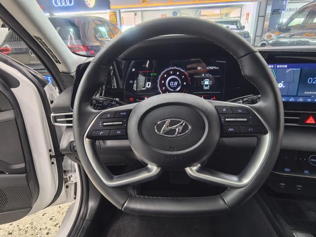 Hyundai Elantra 2022 1.5L CVT LUX Premium