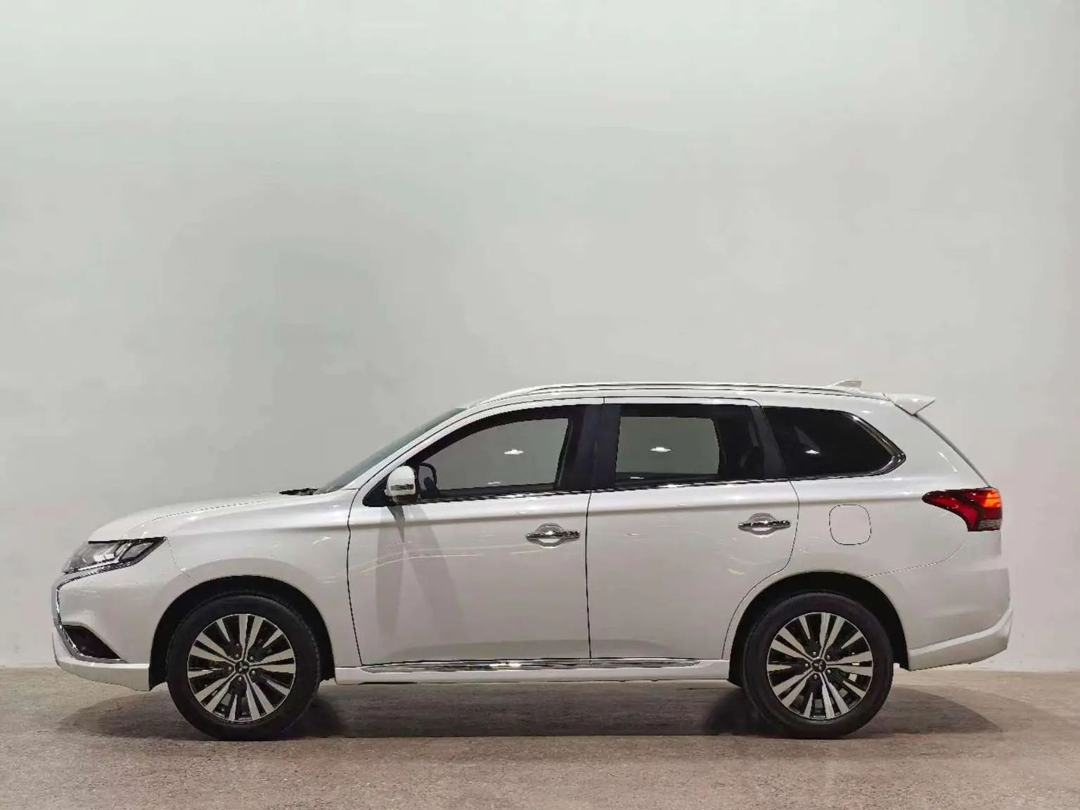 Mitsubishi Outlander 2021 2.4L 4WD Yaris L 7 seat