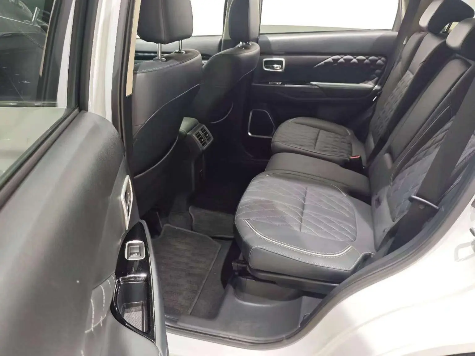 Mitsubishi Outlander 2021 2.4L 4WD Yaris L 7 seat