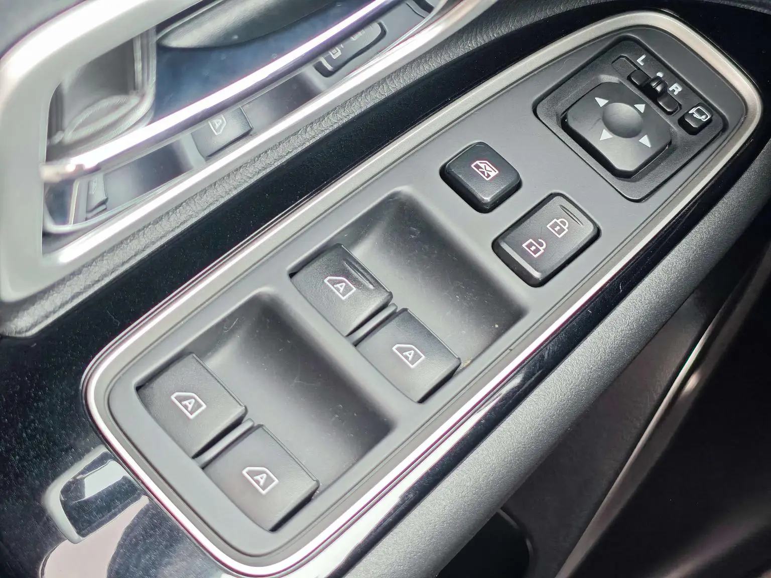 Mitsubishi Outlander 2021 2.4L 4WD Yaris L 7 seat