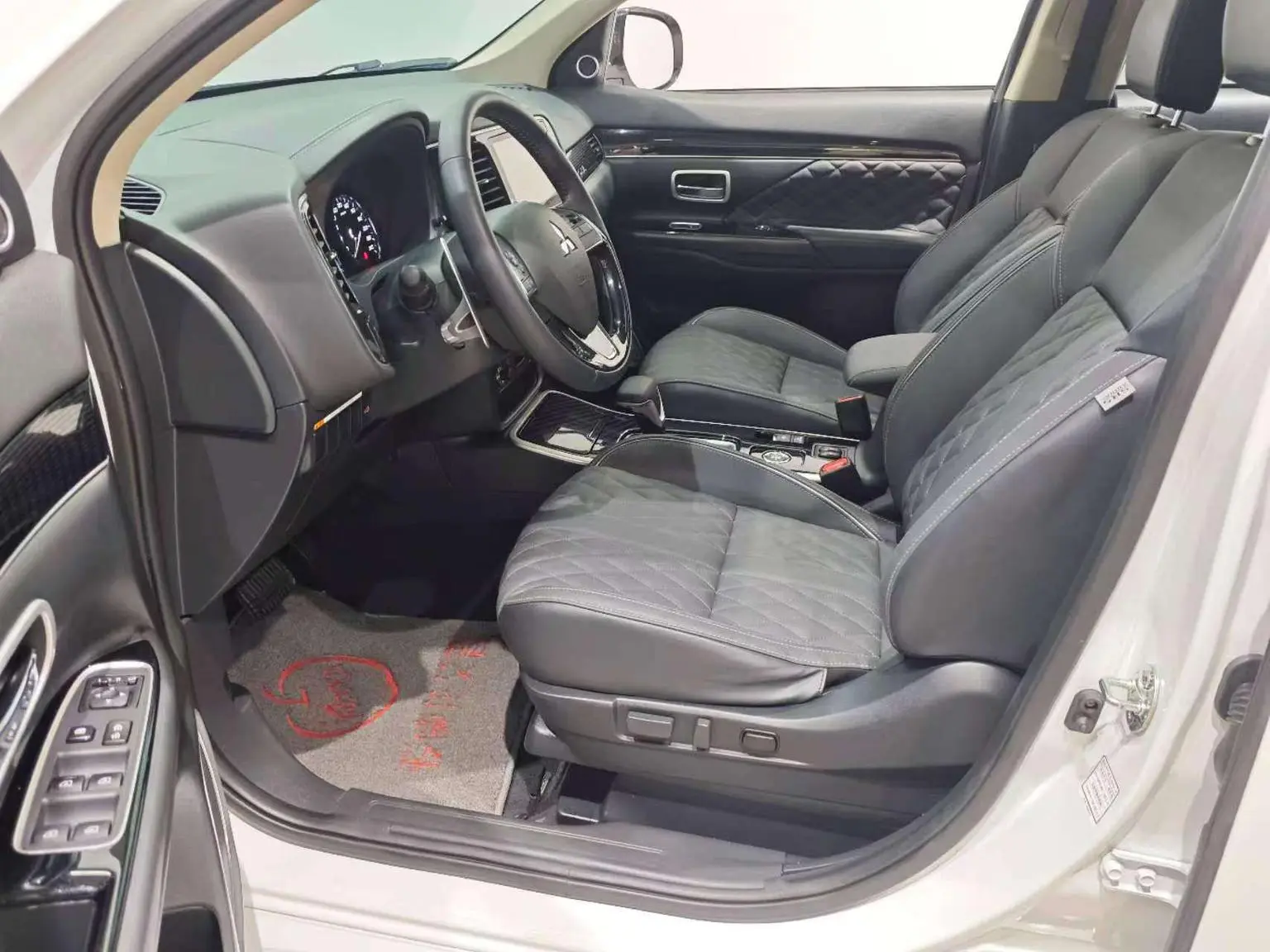 Mitsubishi Outlander 2021 2.4L 4WD Yaris L 7 seat