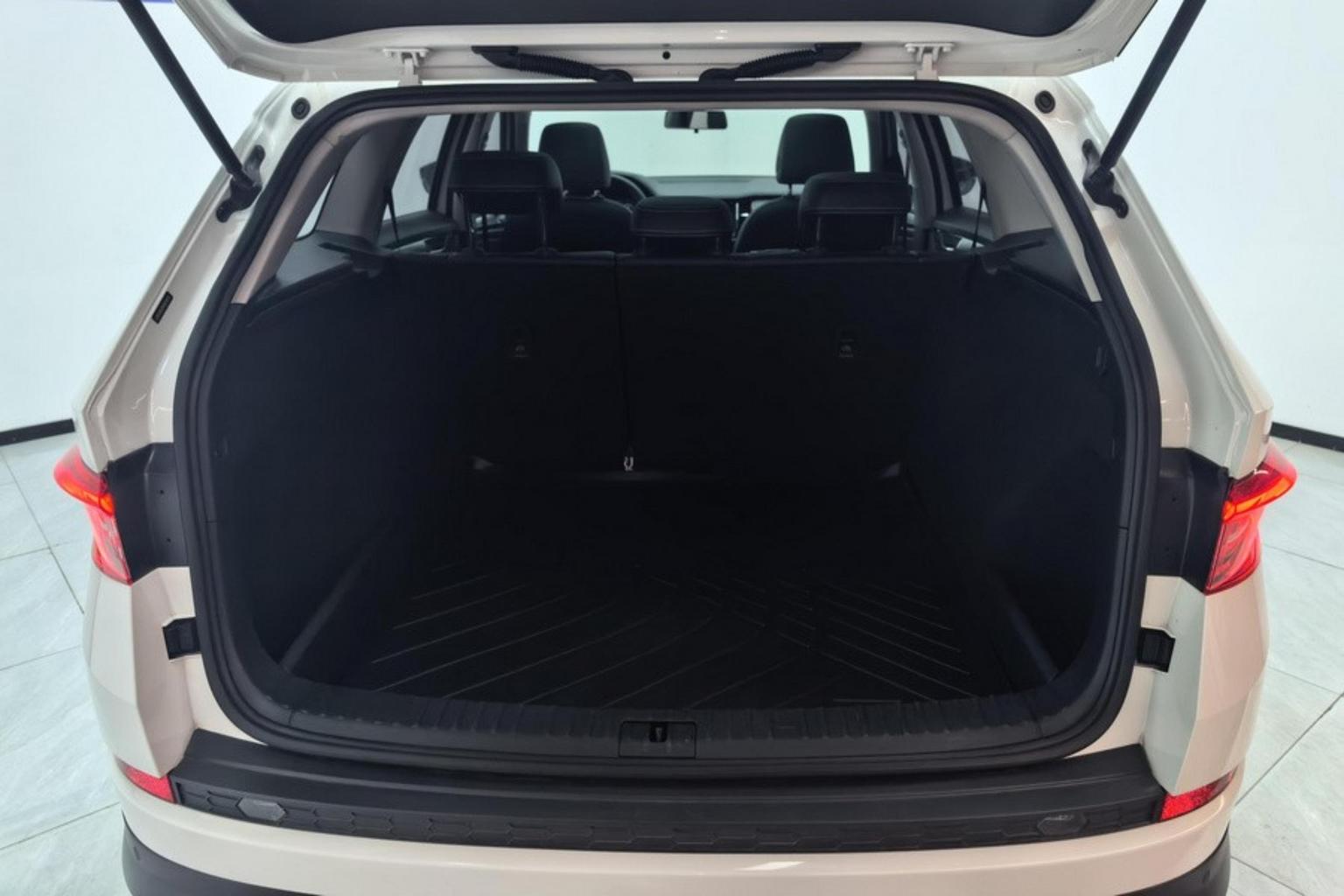 Skoda 2019 Facelift TSI330 5 seat 2WD Comfort China VI