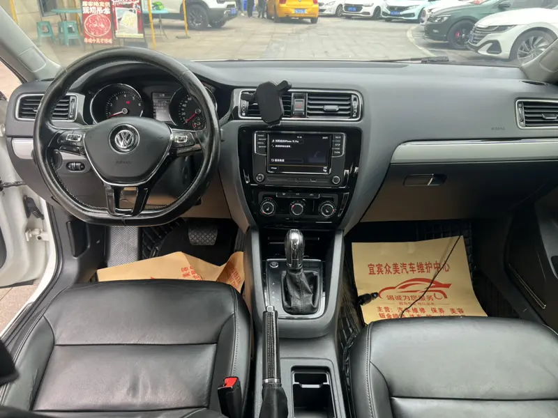 Sagitar 2017 180TSI automatic leading model