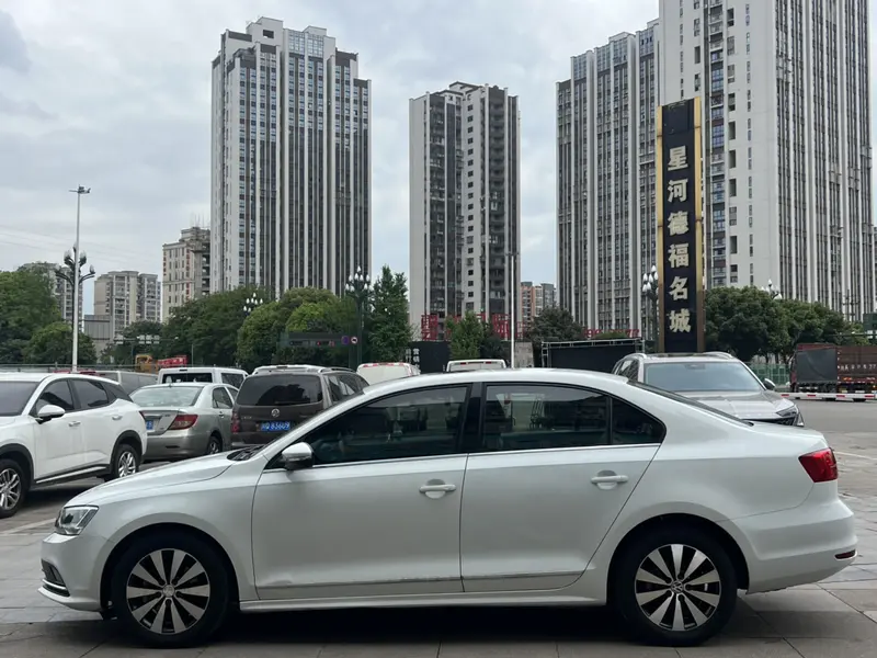 Sagitar 2017 180TSI automatic leading model