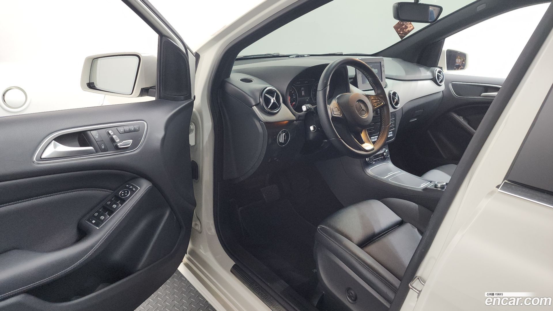 Mercedes-Benz B-Class B220