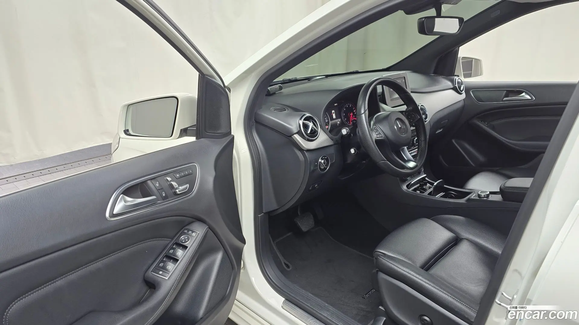 Mercedes-Benz B-Class B220