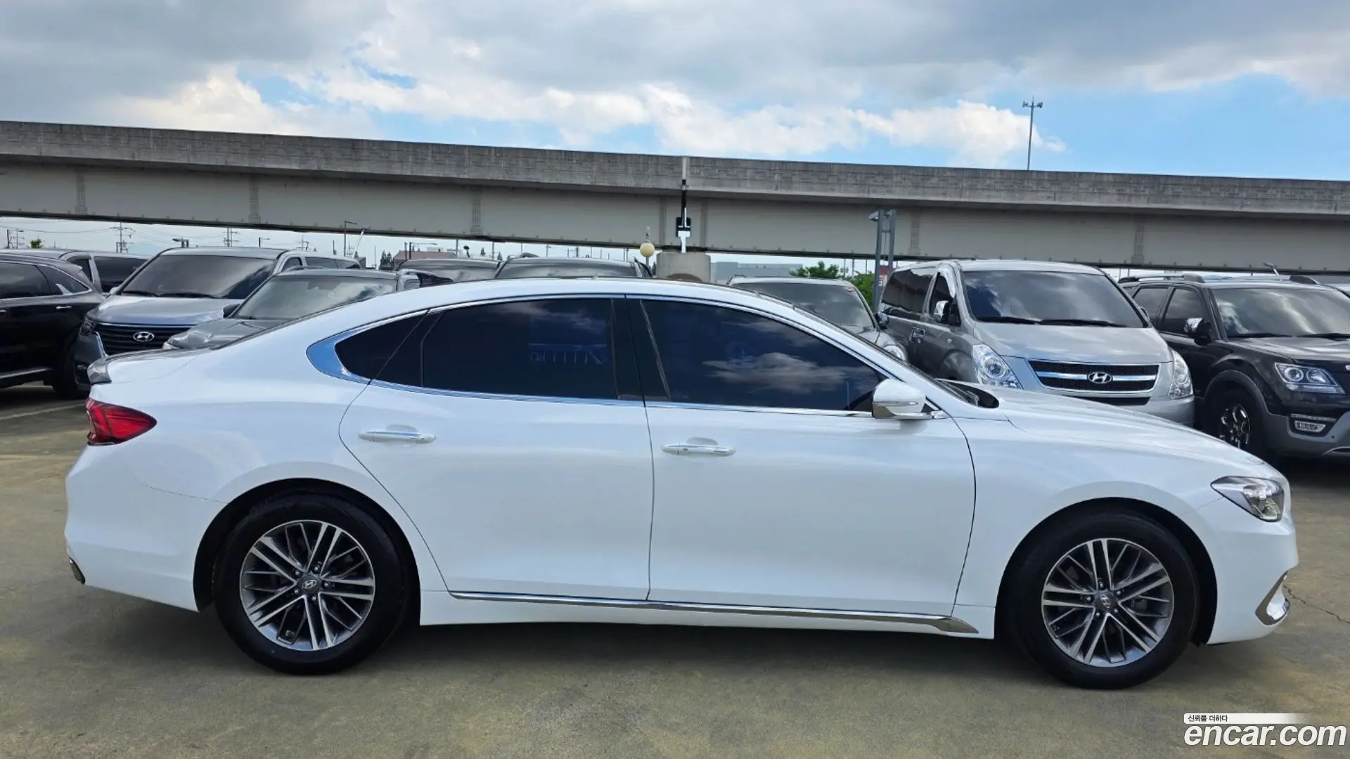 Hyundai Grandeur 3.0 LPi Modern (Rental Car)