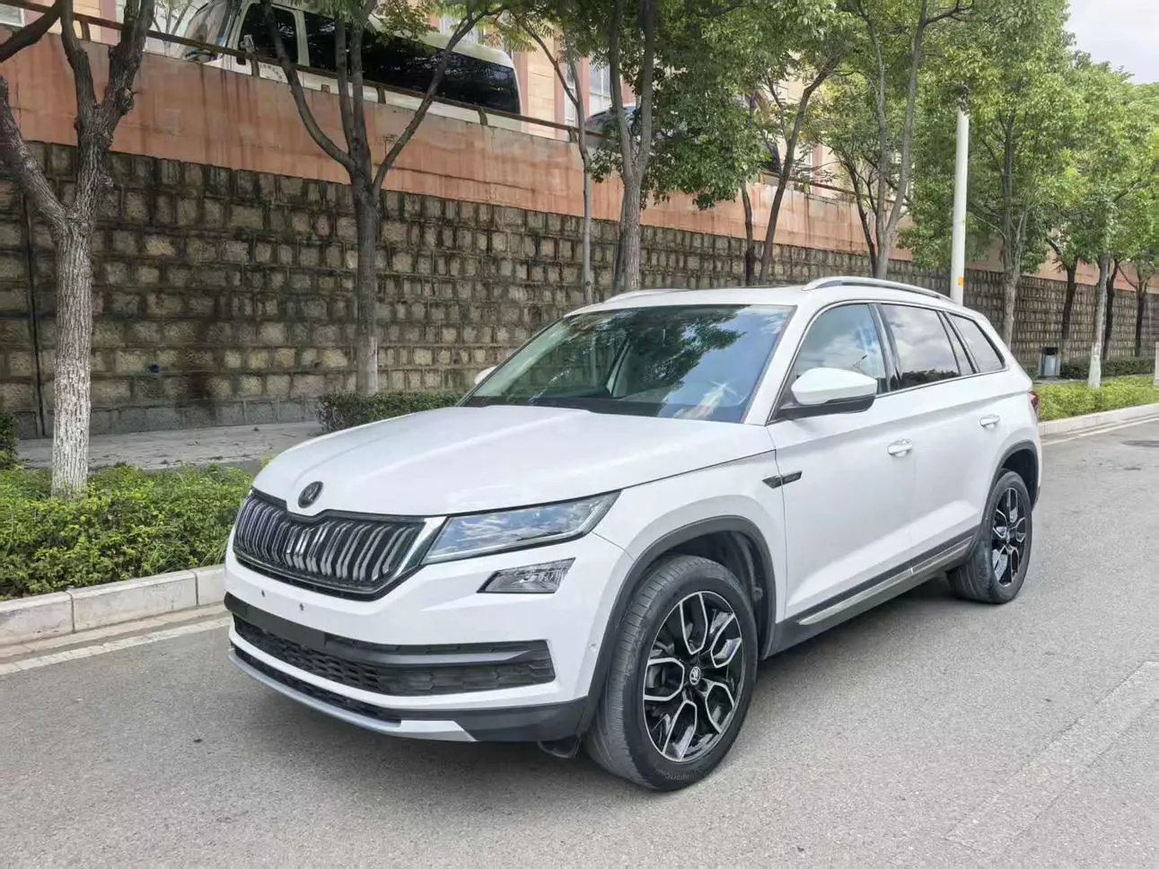 Skoda 2019 Facelift TSI330 7 seat 2WD Luxury Premium Enjoy China VI