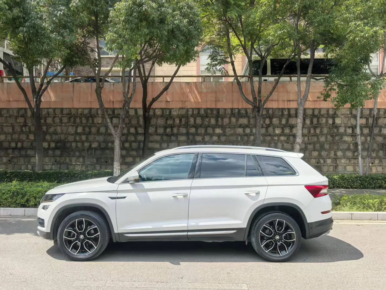 Skoda 2019 Facelift TSI330 7 seat 2WD Luxury Premium Enjoy China VI