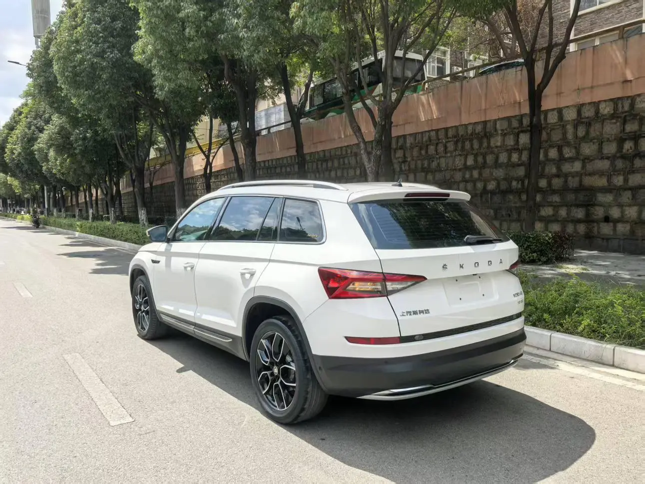 Skoda 2019 Facelift TSI330 7 seat 2WD Luxury Premium Enjoy China VI