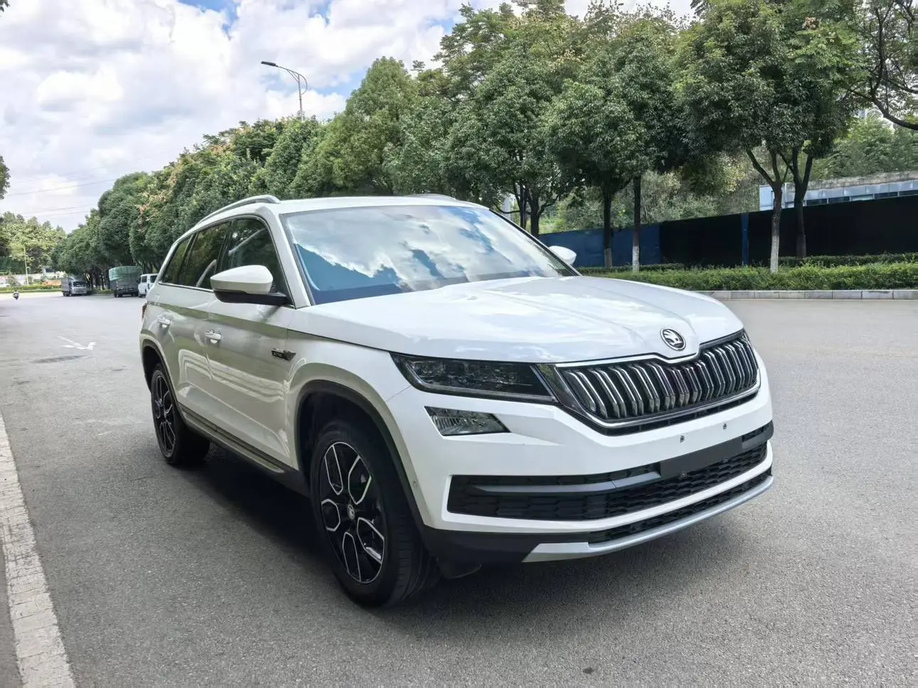 Skoda 2019 Facelift TSI330 7 seat 2WD Luxury Premium Enjoy China VI