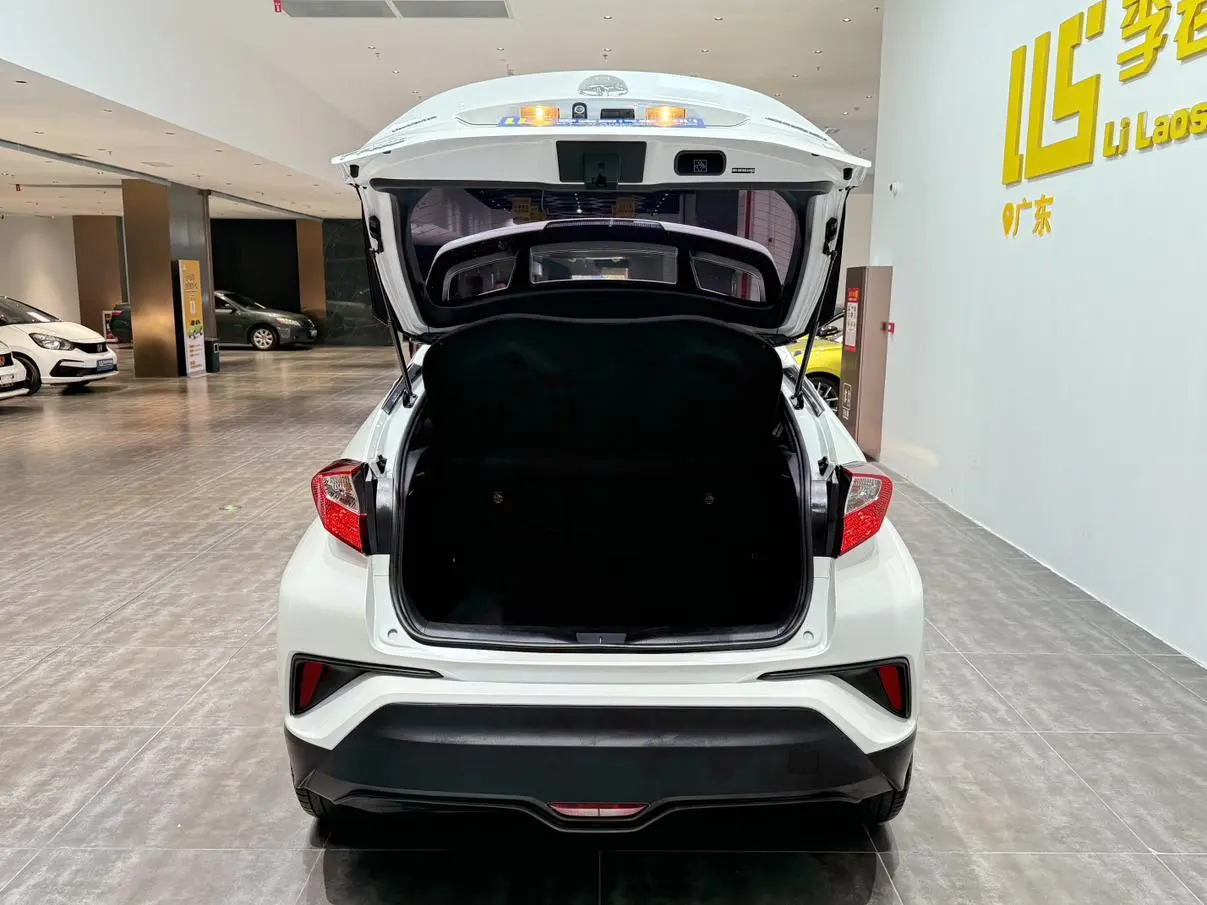 Toyota C-HR 2020 2.0L Leading