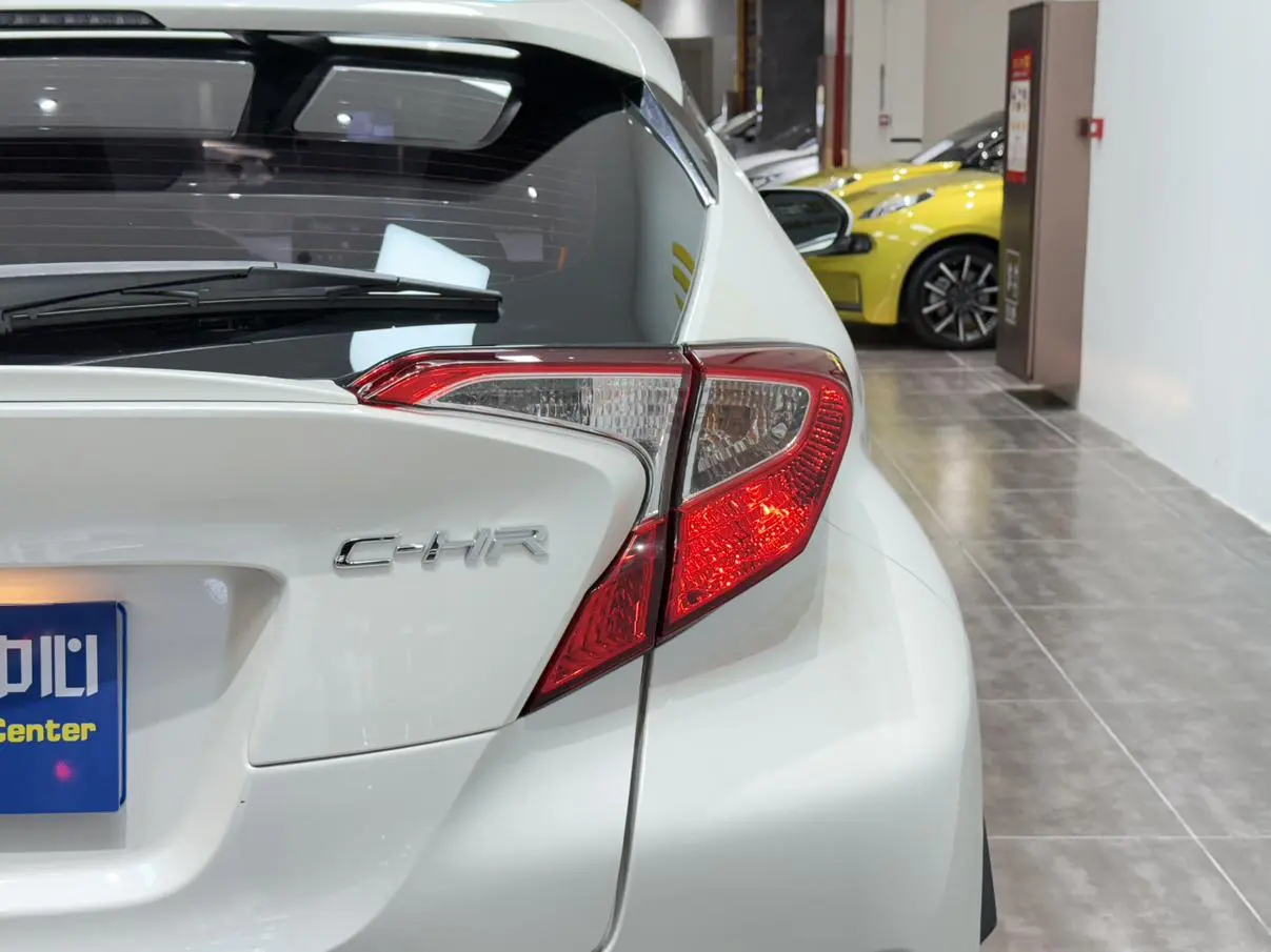 Toyota C-HR 2020 2.0L Leading