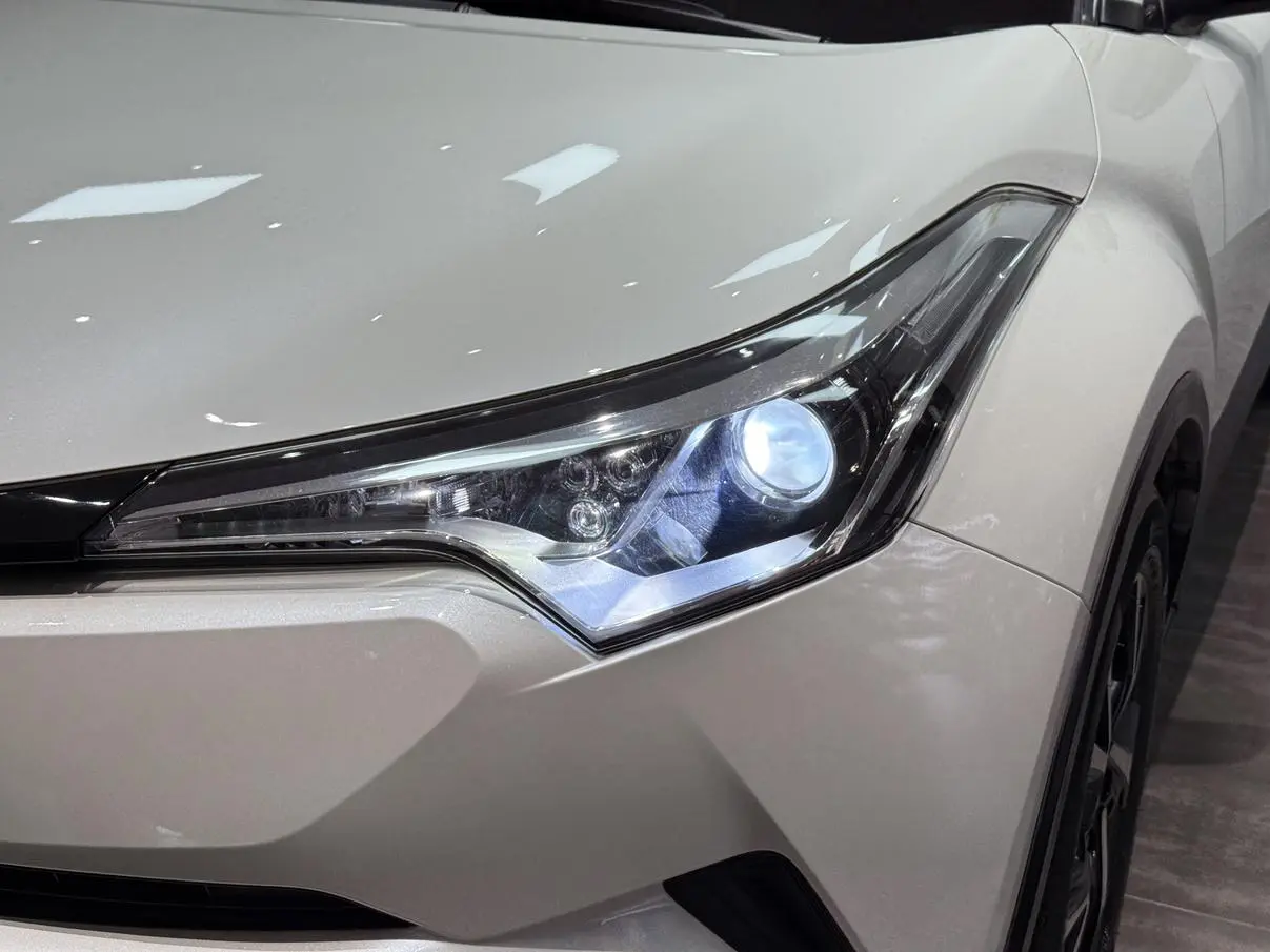 Toyota C-HR 2020 2.0L Leading